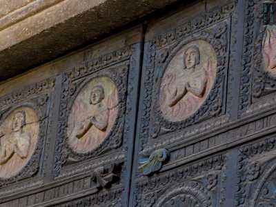 E� composto da 28 pannelli decorativi con raffigurazioni delle anime del Purgatorio in preghiera tra le fiamme
